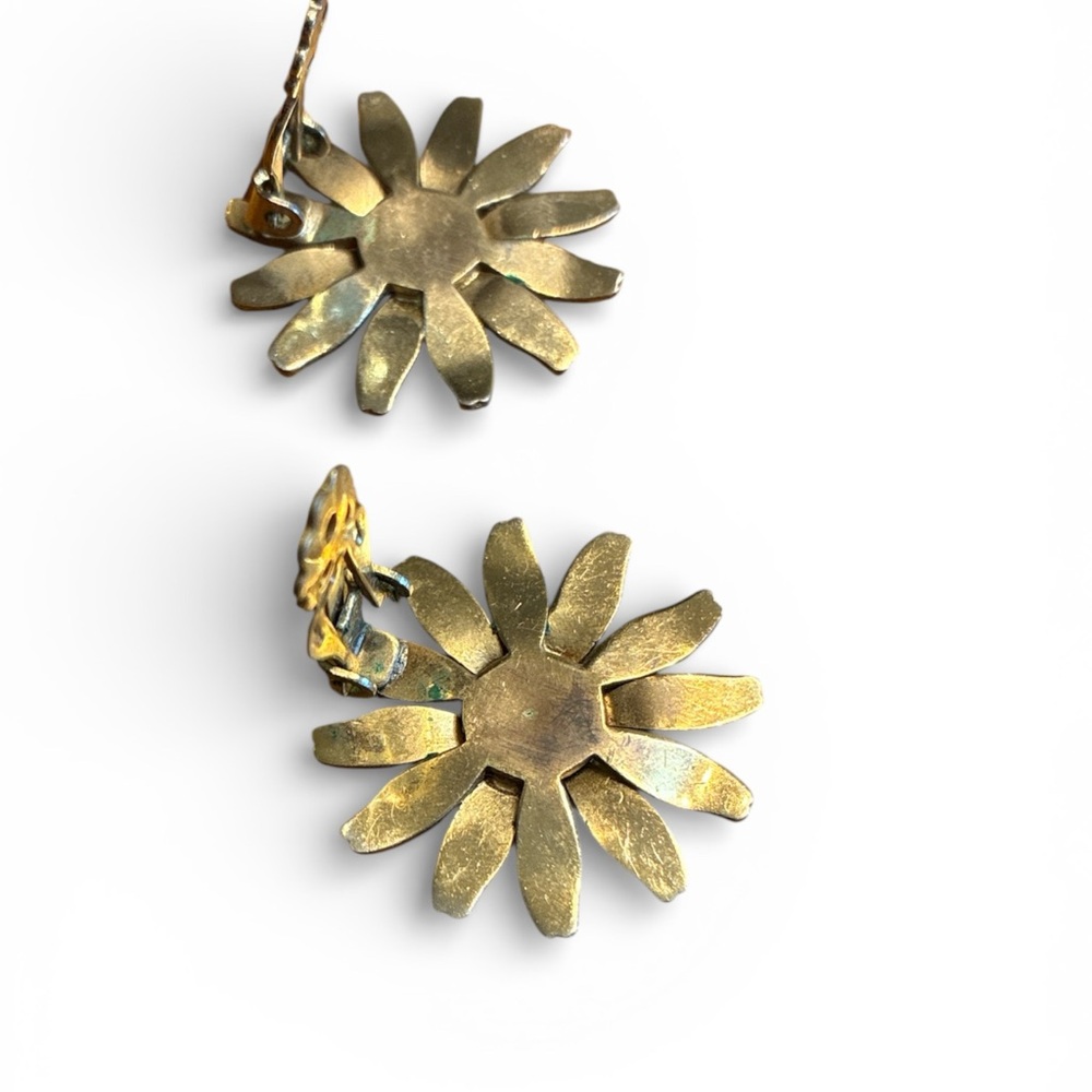 Vintage Enameled White & Gold Daisy Clip On Earrings - Picture 2 of 2